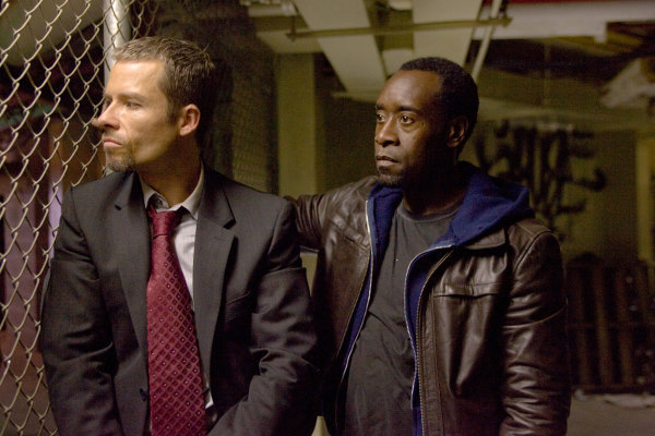 Still of Don Cheadle and Guy Pearce in Isdavikas (2008)