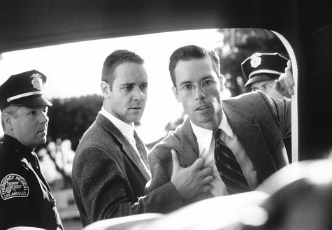 Still of Russell Crowe and Guy Pearce in Los Andzelas slaptai (1997)