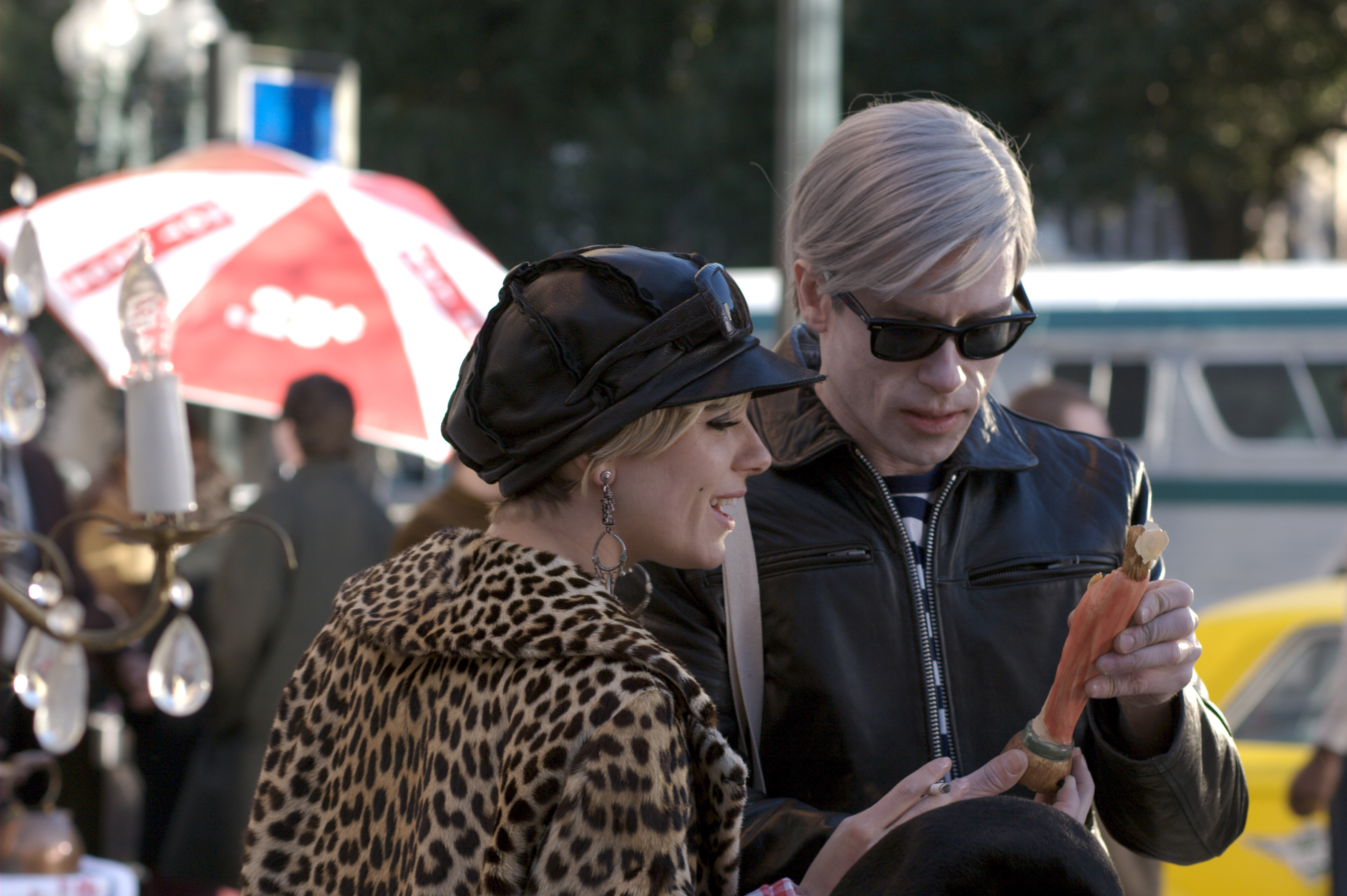 Still of Guy Pearce, George Hickenlooper and Sienna Miller in Factory Girl (2006)