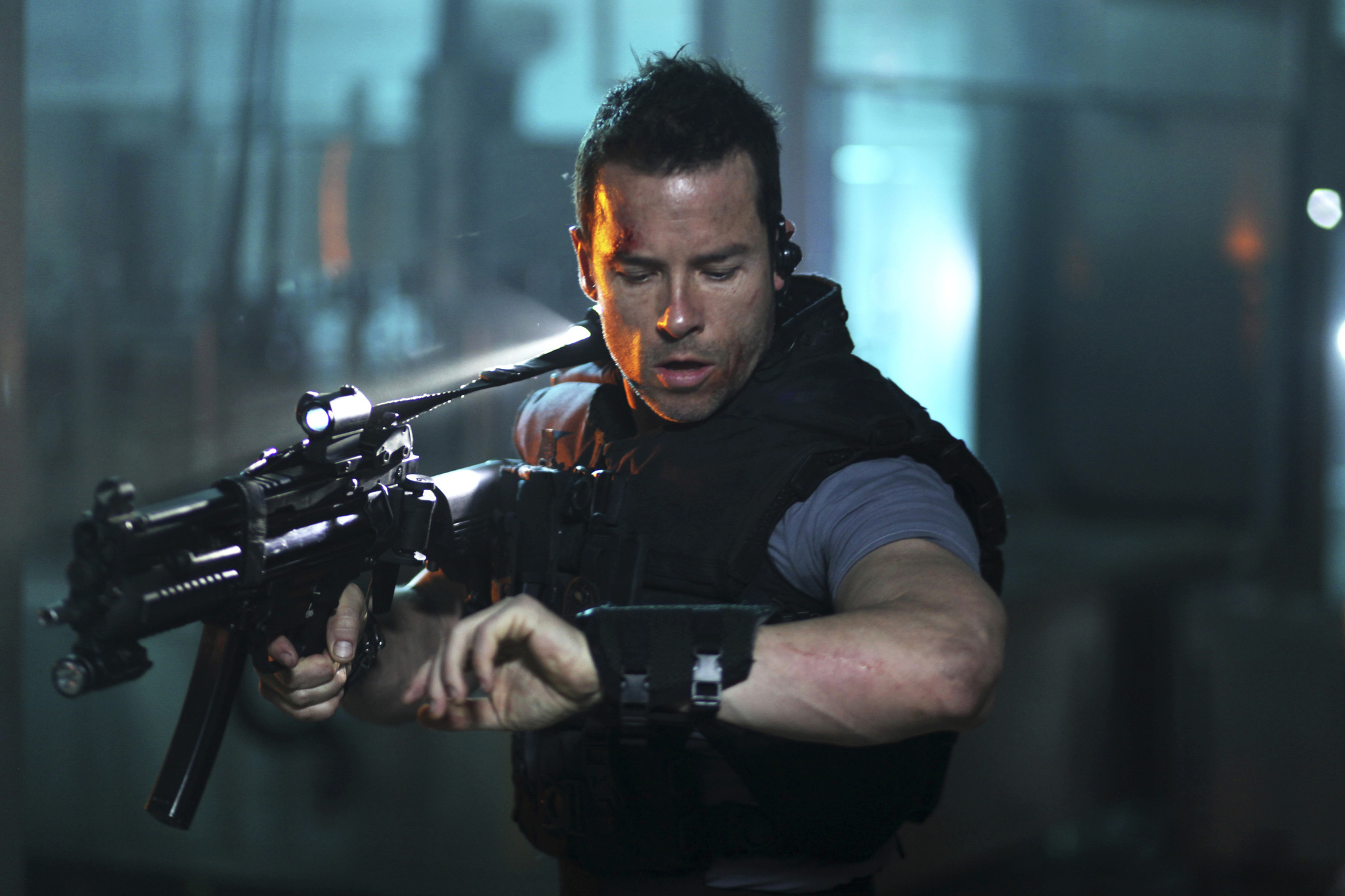 Still of Guy Pearce in MS1: Kalejimo griutis (2012)