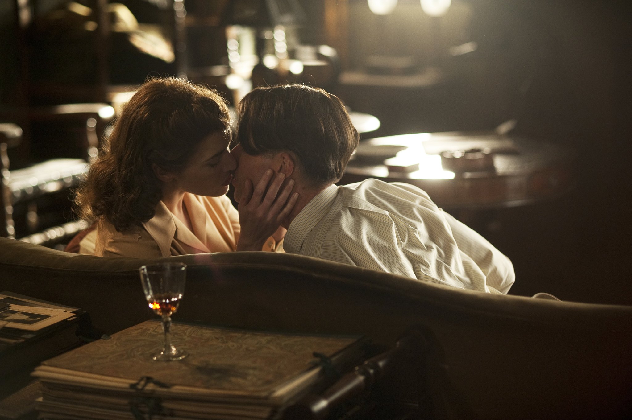 Still of Kate Winslet and Guy Pearce in Mildred Pierce (2011)