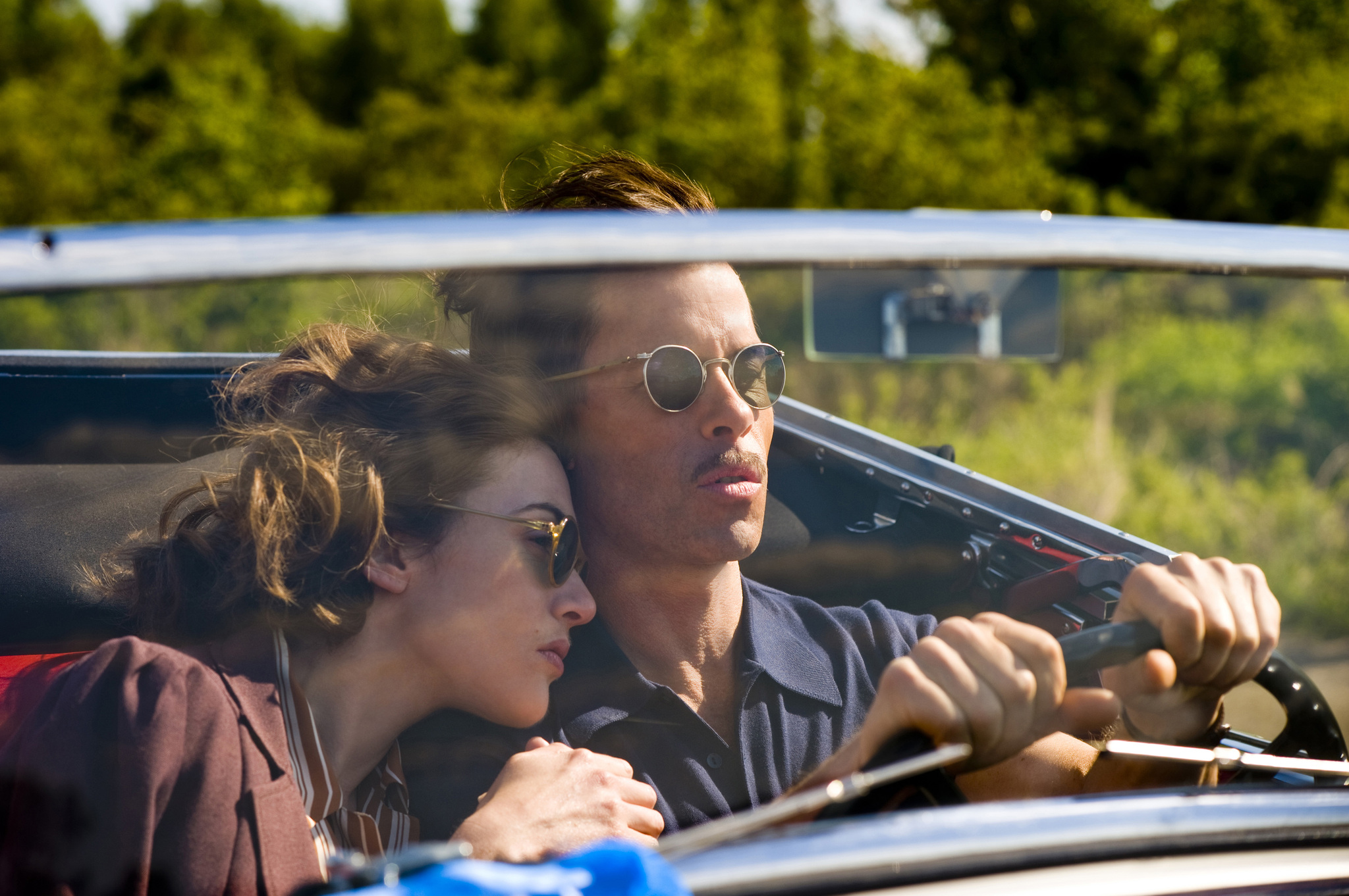 Still of Kate Winslet and Guy Pearce in Mildred Pierce (2011)