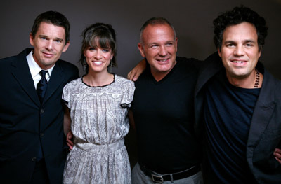 Ethan Hawke, Amanda Peet and Mark Ruffalo at event of What Doesn't Kill You (2008)