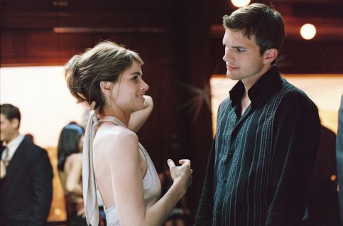 Still of Amanda Peet and Ashton Kutcher in A Lot Like Love (2005)