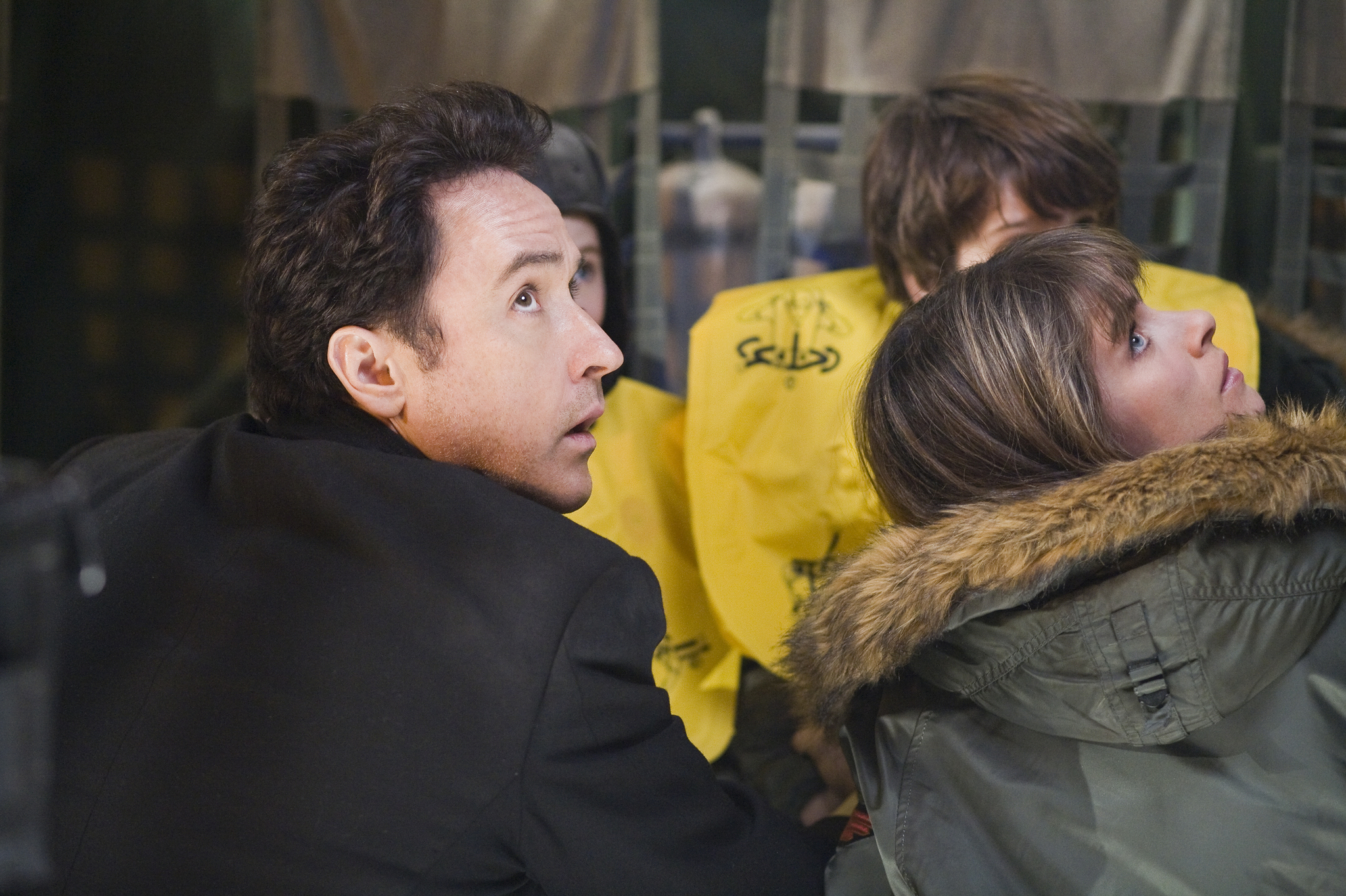 Still of John Cusack and Amanda Peet in 2012 (2009)