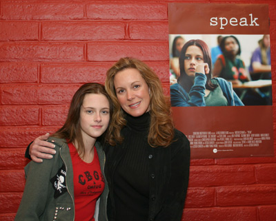Elizabeth Perkins and Kristen Stewart at event of Speak (2004)