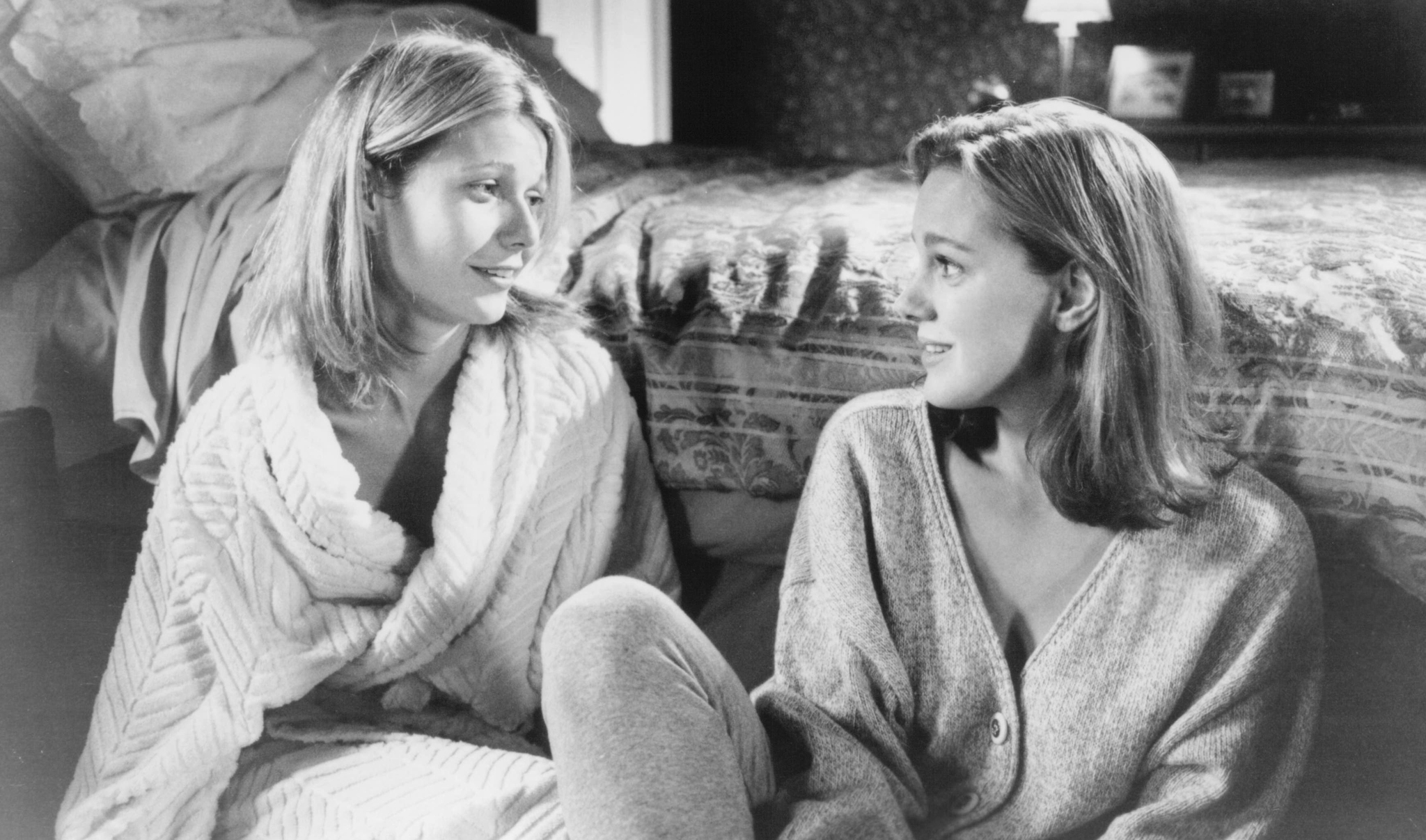 Still of Gwyneth Paltrow and Elizabeth Perkins in Moonlight and Valentino (1995)