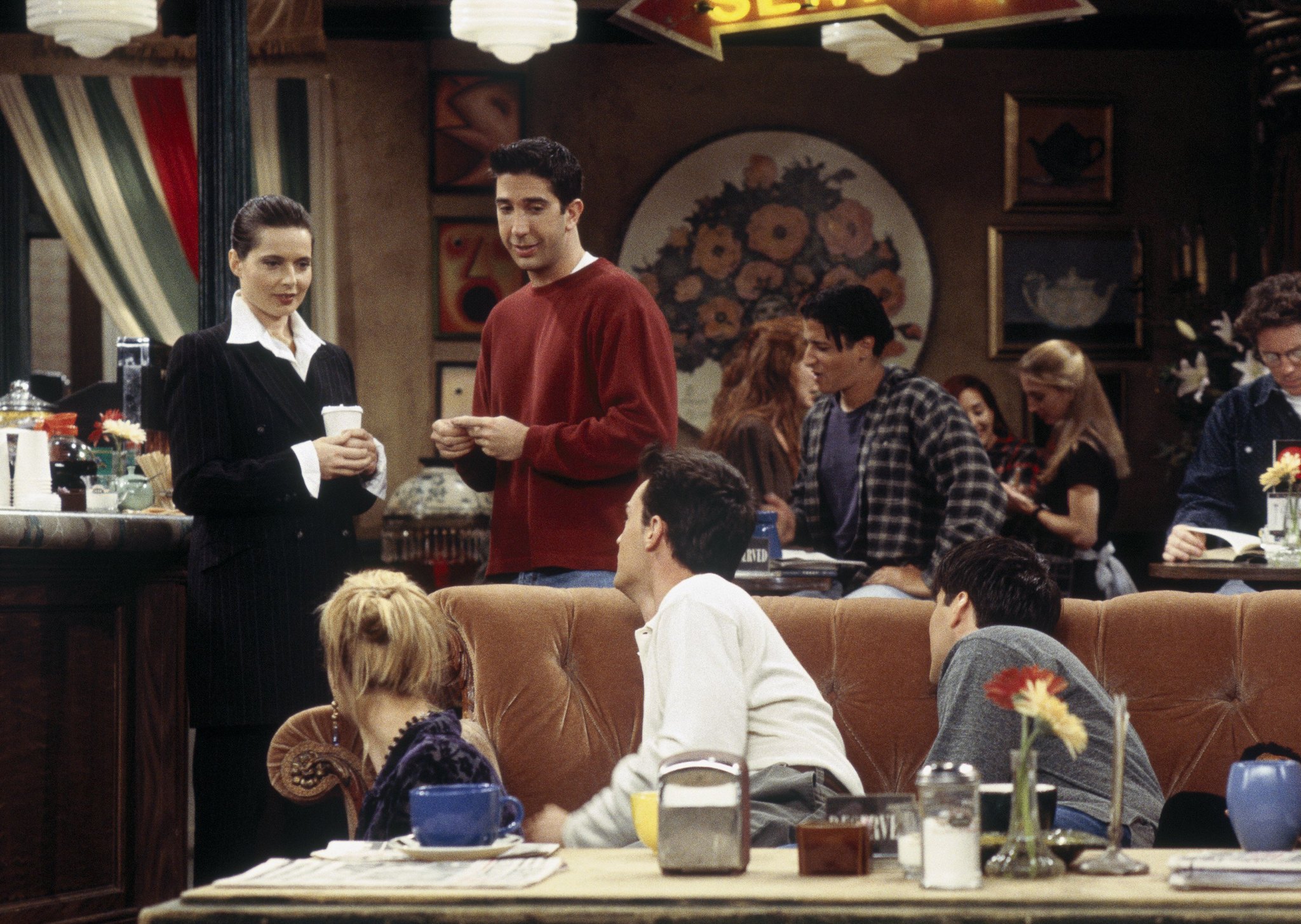 Still of Isabella Rossellini, Lisa Kudrow, Matt LeBlanc, Matthew Perry and David Schwimmer in Draugai (1994)