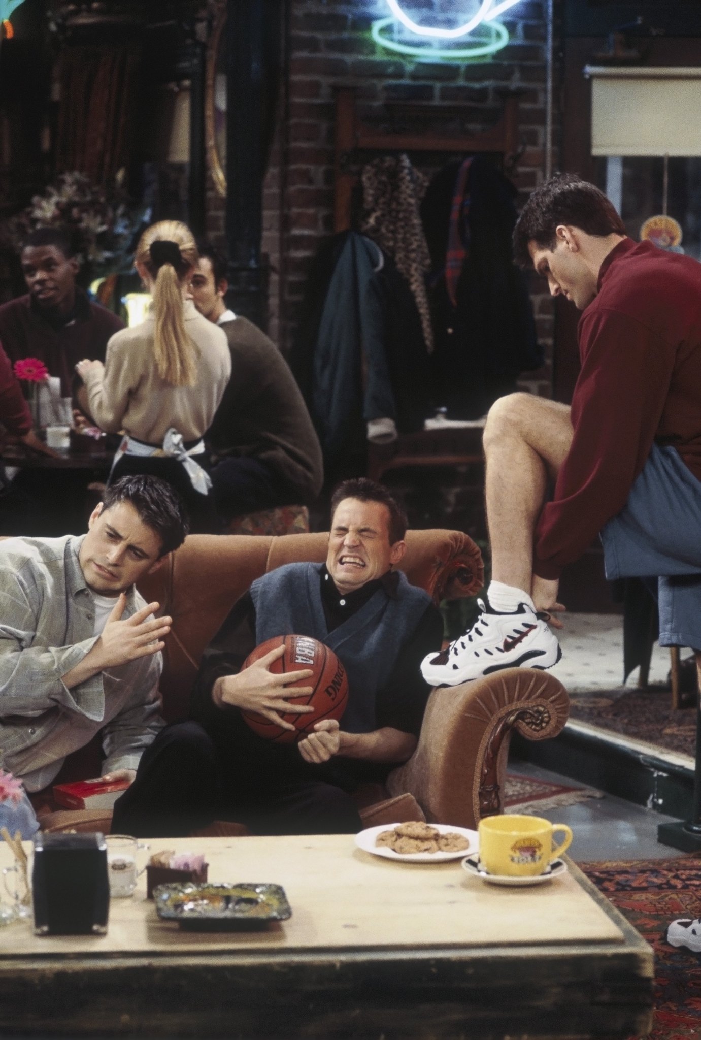 Still of Matt LeBlanc, Matthew Perry and Markus Flanagan in Draugai (1994)