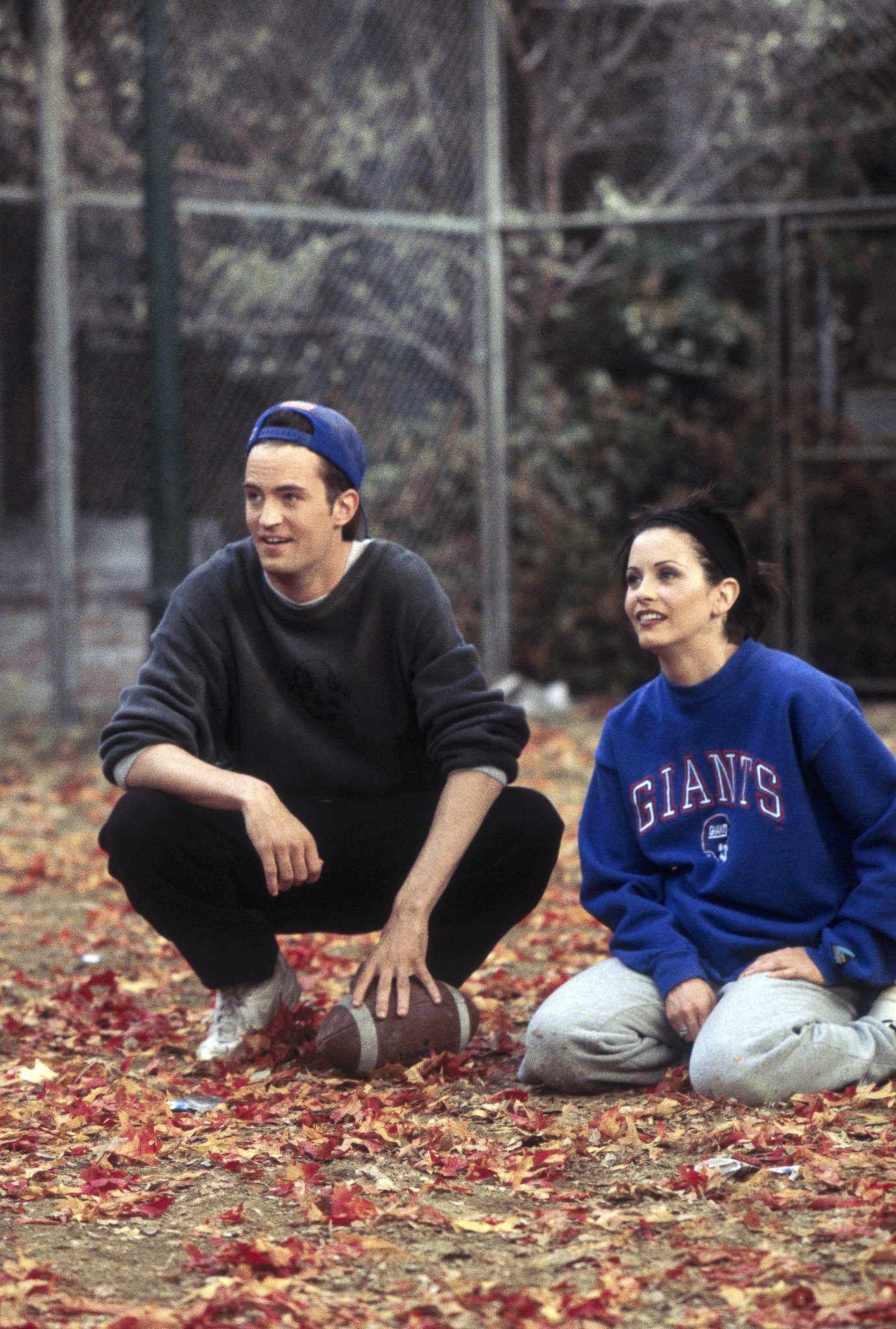 Still of Courteney Cox and Matthew Perry in Draugai (1994)