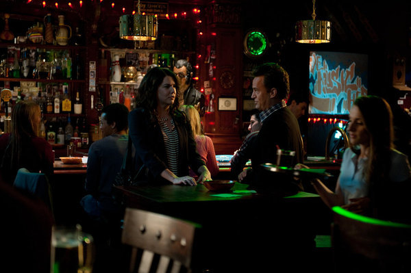 Still of Matthew Perry and Lauren Graham in Go On: Dinner Takes All (2012)