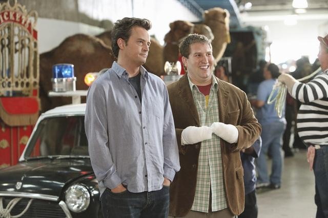 Still of Matthew Perry and Nate Torrence in Mr. Sunshine (2011)