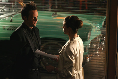 Amanda Peet and Matthew Perry in Studio 60 on the Sunset Strip (2006)