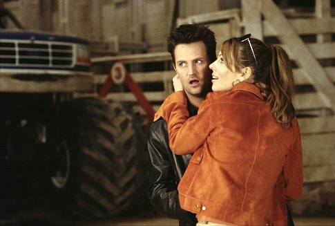 Still of Elizabeth Hurley and Matthew Perry in Serving Sara (2002)