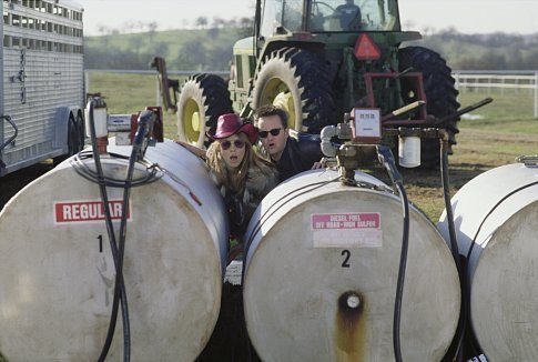 Still of Elizabeth Hurley and Matthew Perry in Serving Sara (2002)