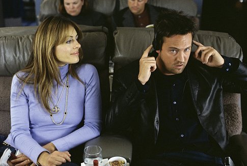 Still of Elizabeth Hurley and Matthew Perry in Serving Sara (2002)