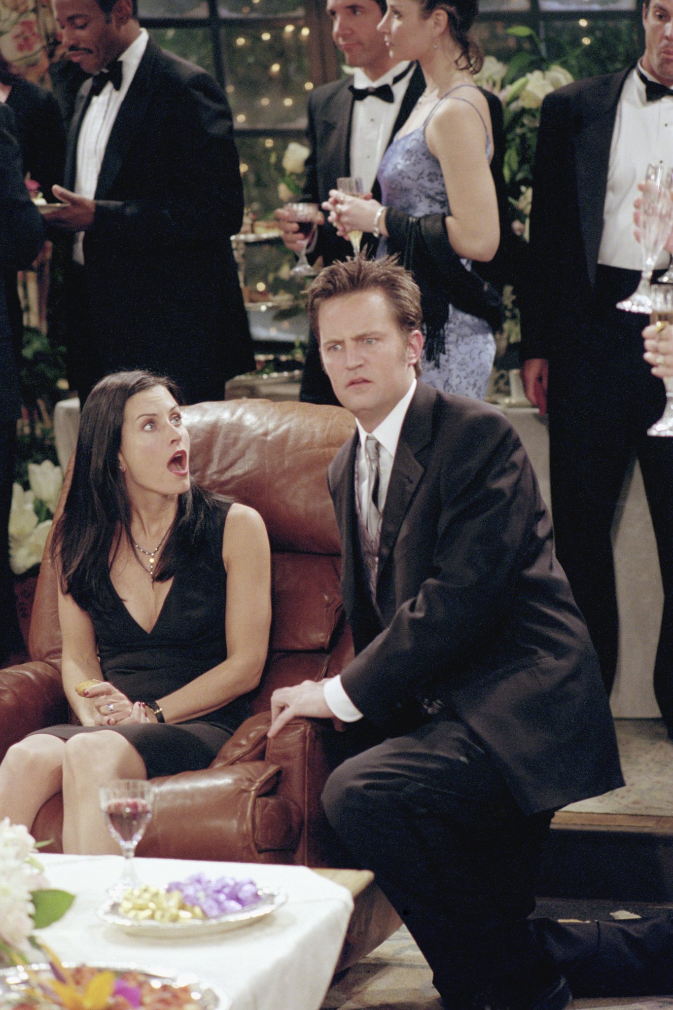 Still of Courteney Cox and Matthew Perry in Draugai (1994)