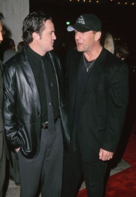 Bruce Willis and Matthew Perry at event of The Whole Nine Yards (2000)