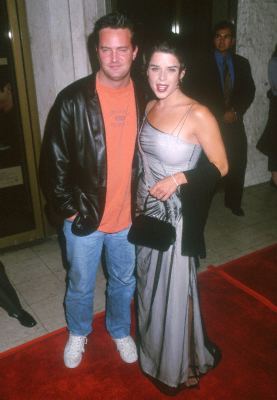 Neve Campbell and Matthew Perry at event of Three to Tango (1999)