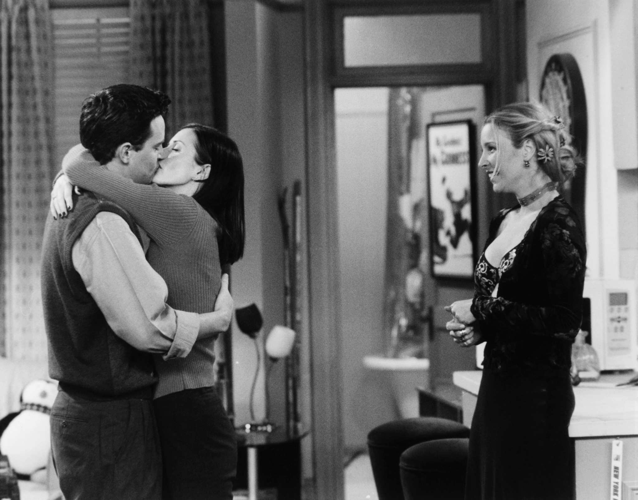 Still of Courteney Cox, Lisa Kudrow and Matthew Perry in Draugai (1994)