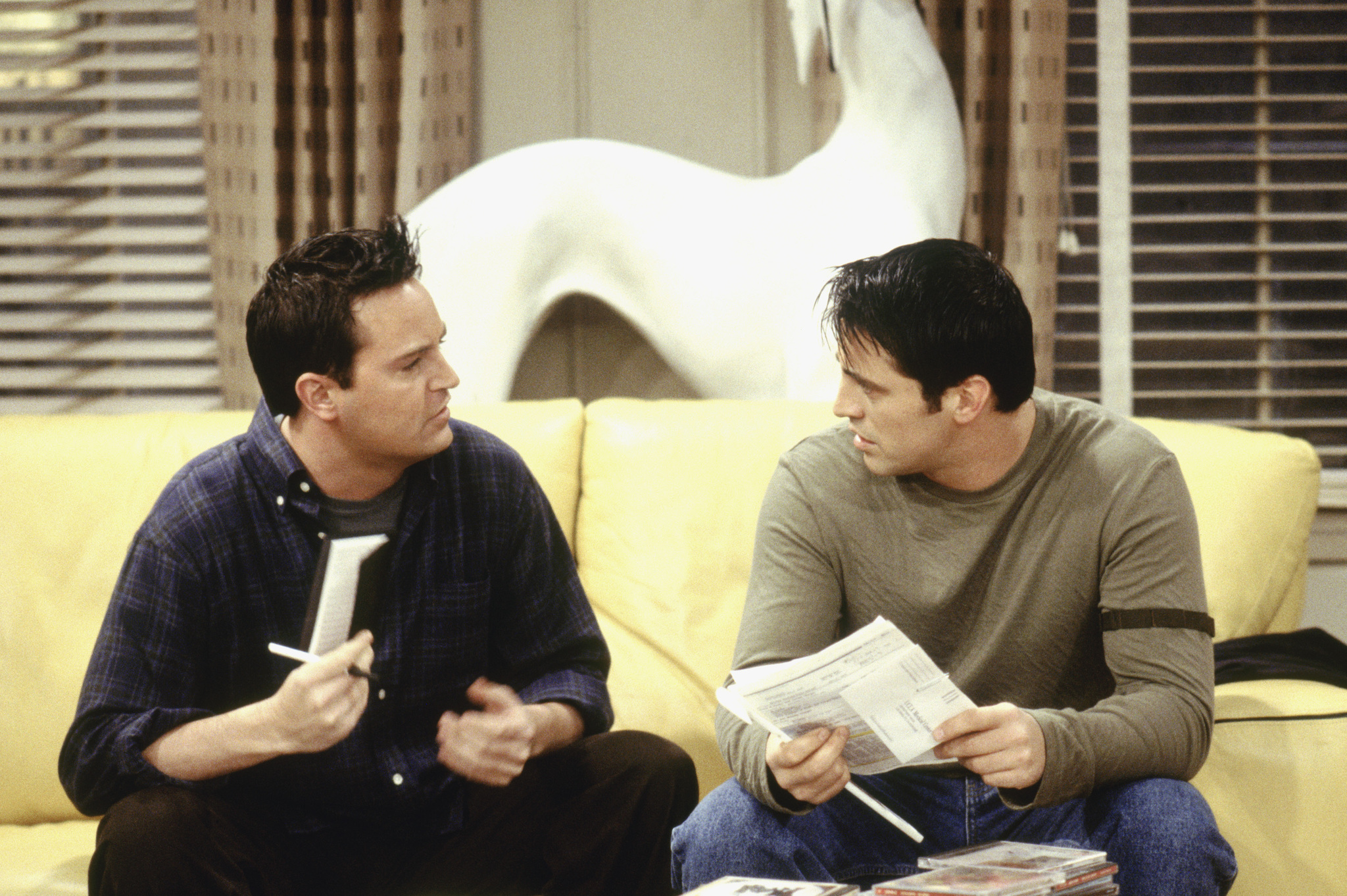 Still of Matt LeBlanc and Matthew Perry in Draugai (1994)