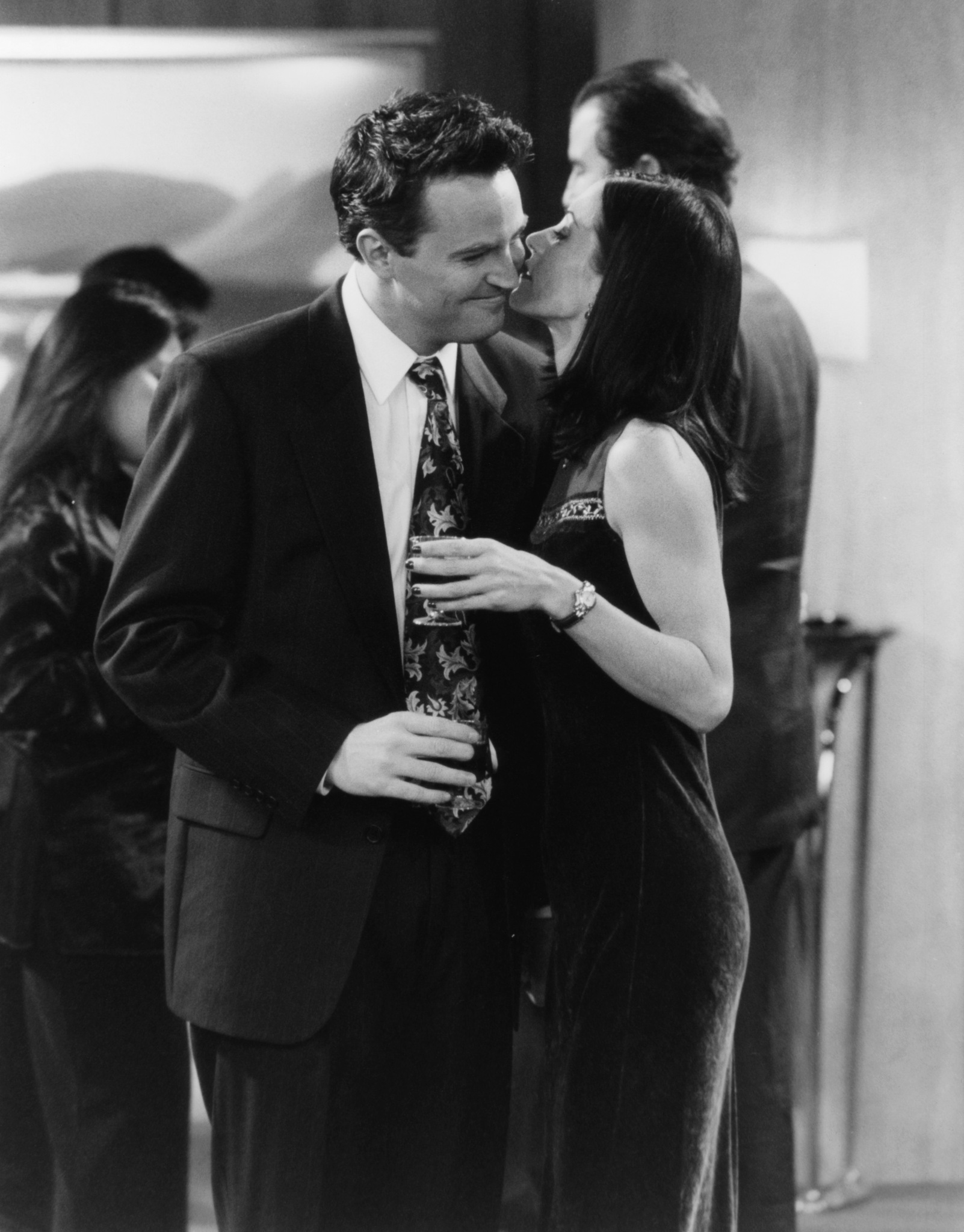 Still of Courteney Cox and Matthew Perry in Draugai (1994)