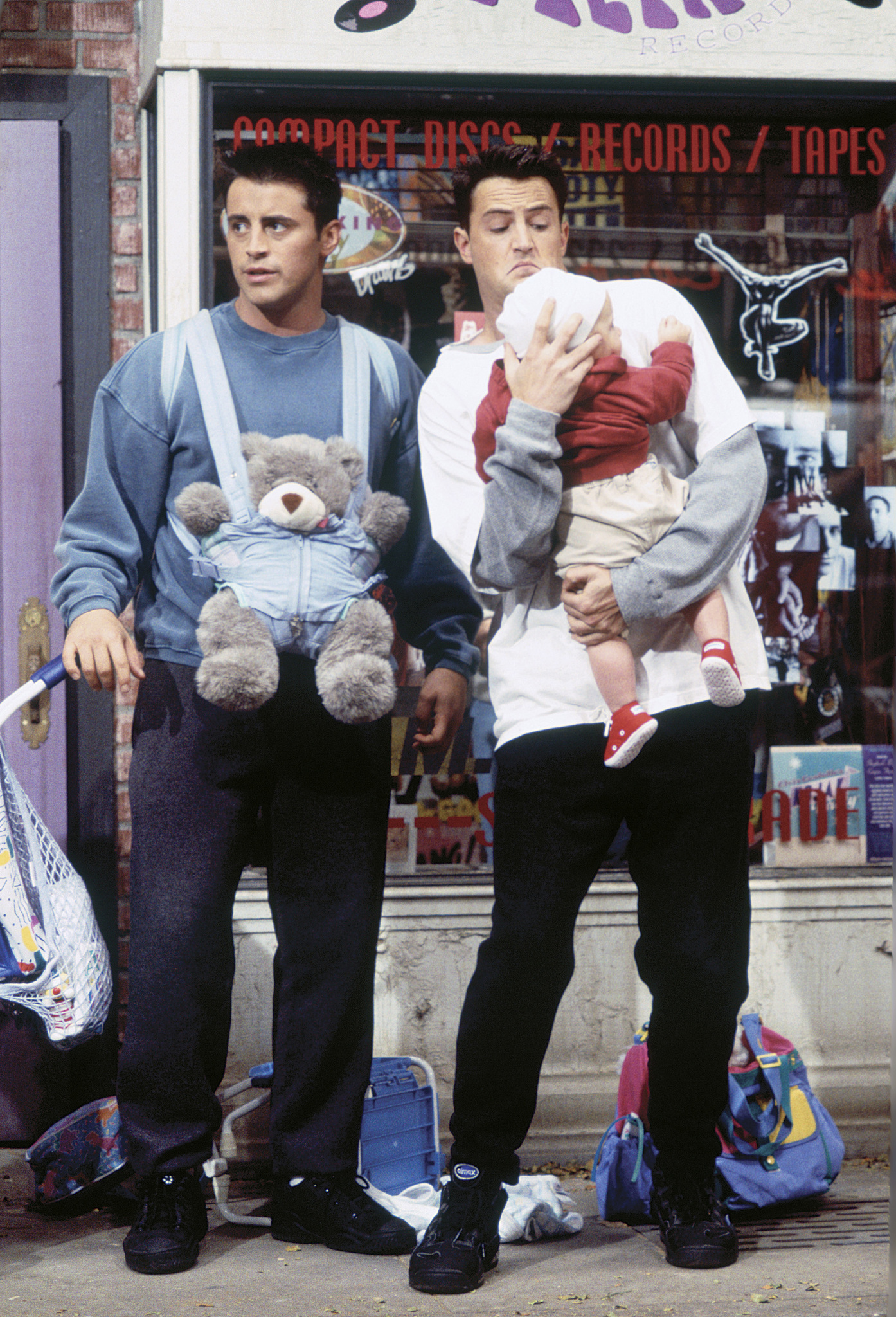 Still of Matt LeBlanc and Matthew Perry in Draugai (1994)