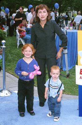 Elizabeth Peña at event of Blue's Big Musical Movie (2000)