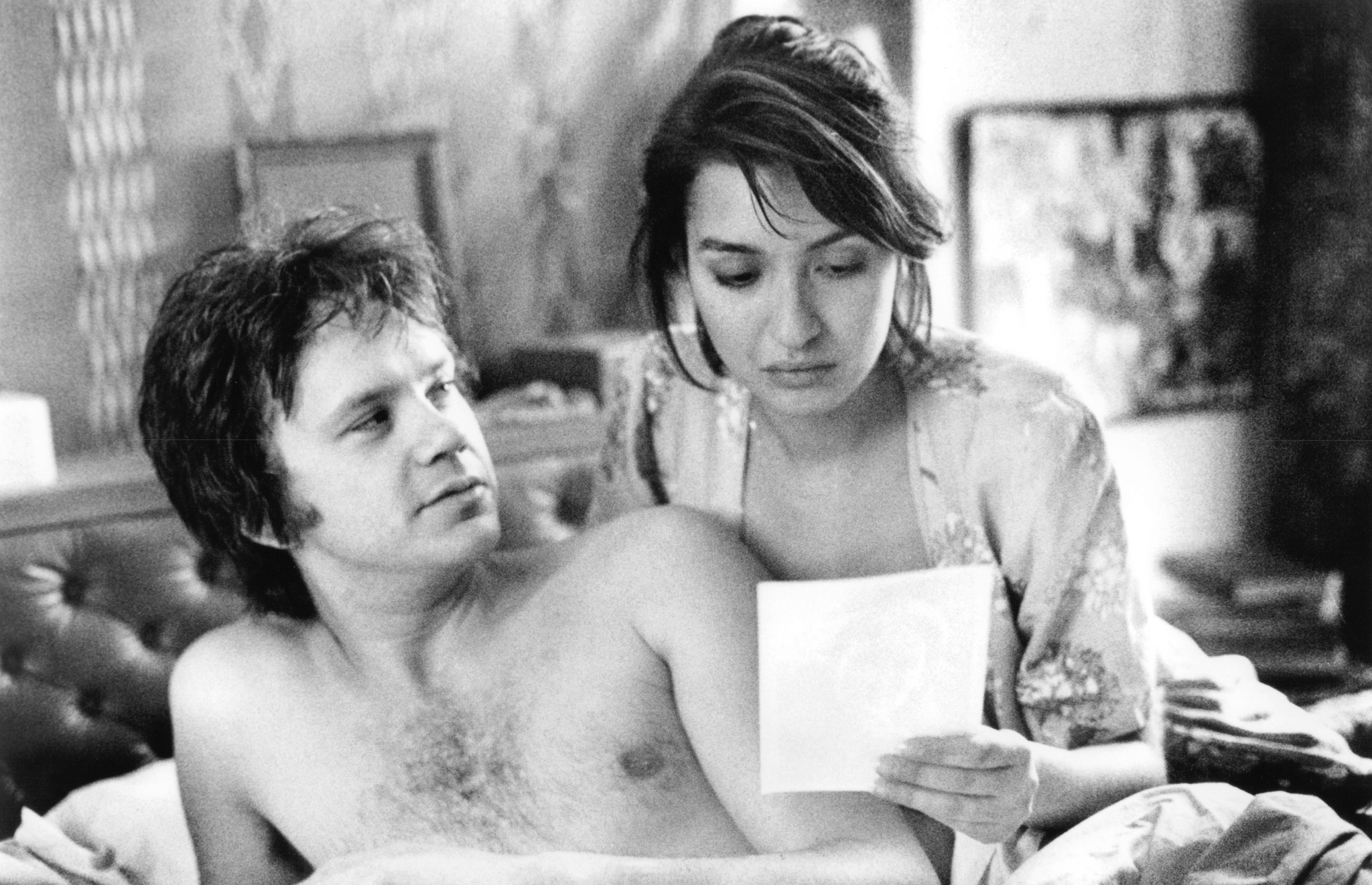 Still of Tim Robbins and Elizabeth Peña in Jacob's Ladder (1990)