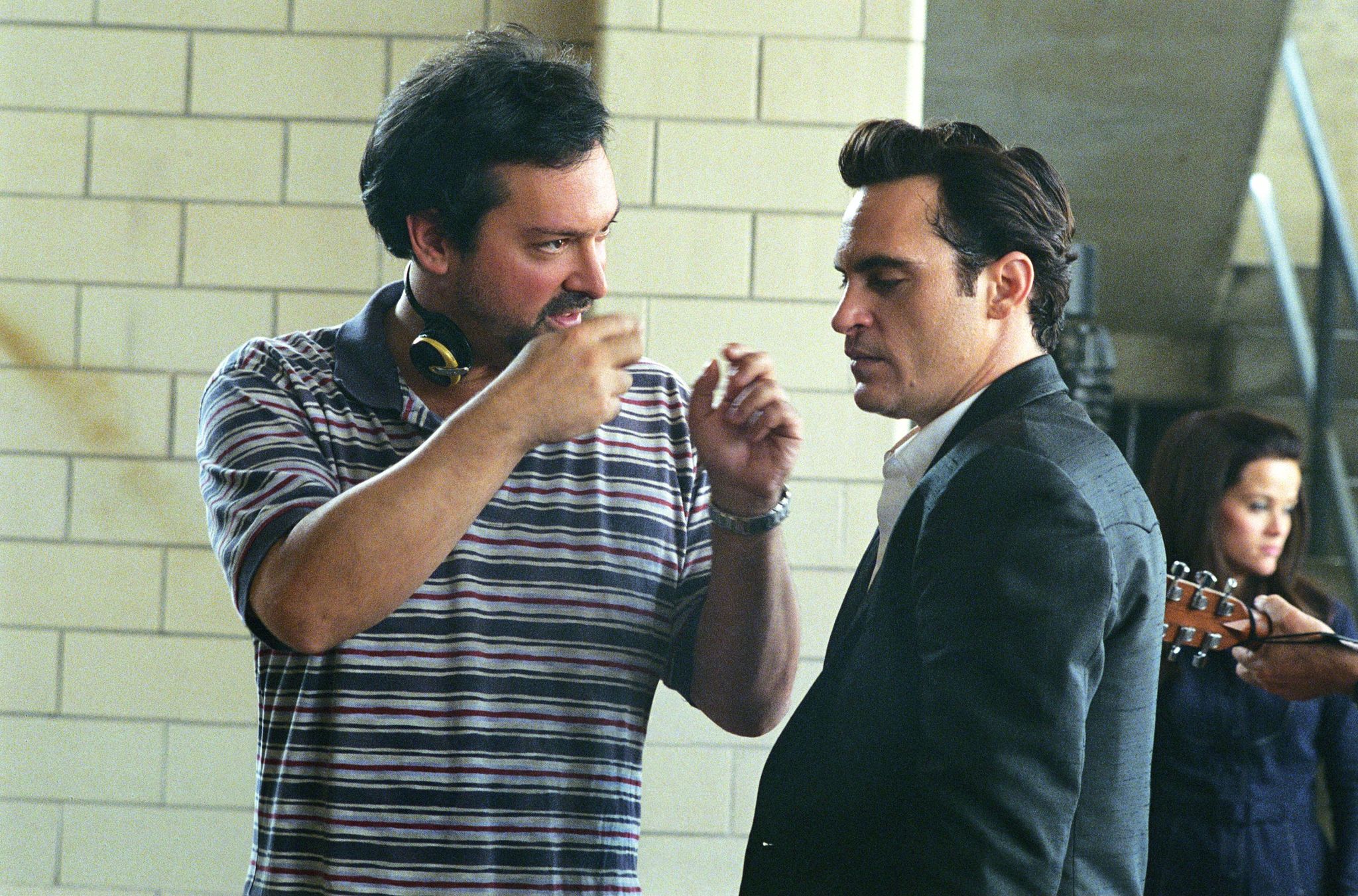 Still of Joaquin Phoenix and James Mangold in Ties jausmu riba (2005)