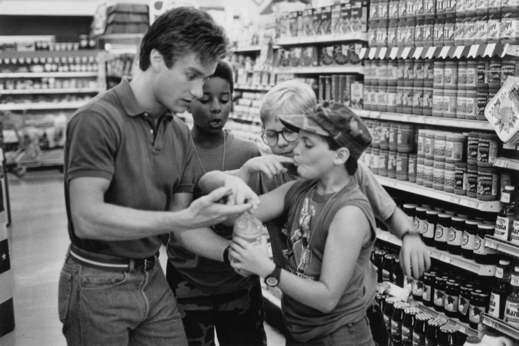 Still of Joaquin Phoenix, Peter Billingsley and Whip Hubley in Russkies (1987)