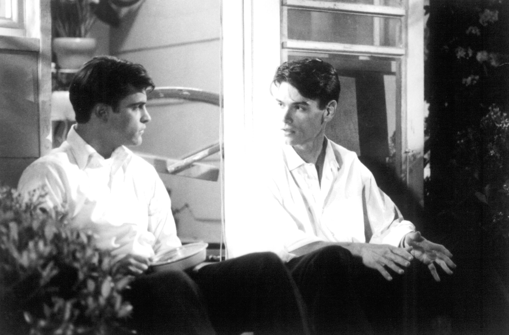 Still of Billy Crudup and Joaquin Phoenix in Inventing the Abbotts (1997)