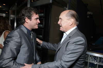 Robert Duvall and Joaquin Phoenix at event of We Own the Night (2007)