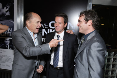 Mark Wahlberg, Robert Duvall and Joaquin Phoenix at event of We Own the Night (2007)