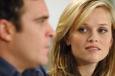 Reese Witherspoon and Joaquin Phoenix at event of Ties jausmu riba (2005)