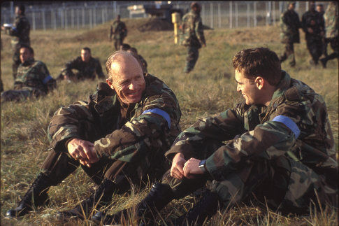 Still of Ed Harris and Joaquin Phoenix in Buffalo Soldiers (2001)