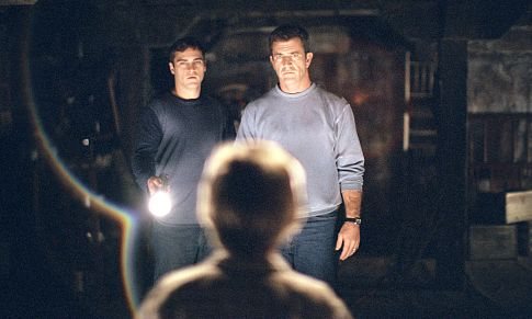 Still of Mel Gibson and Joaquin Phoenix in Signs (2002)