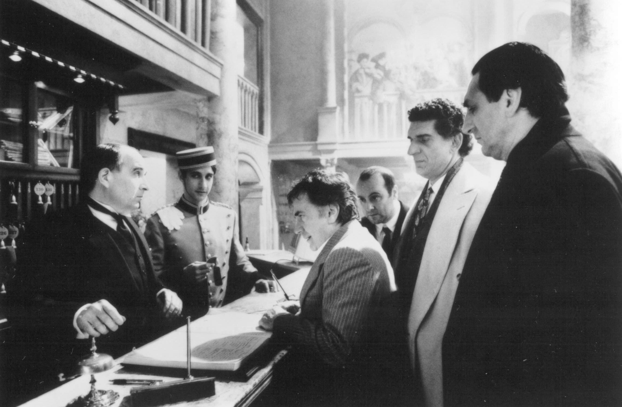 Still of Dudley Moore, Bronson Pinchot and Andreas Katsulas in Blame It on the Bellboy (1992)