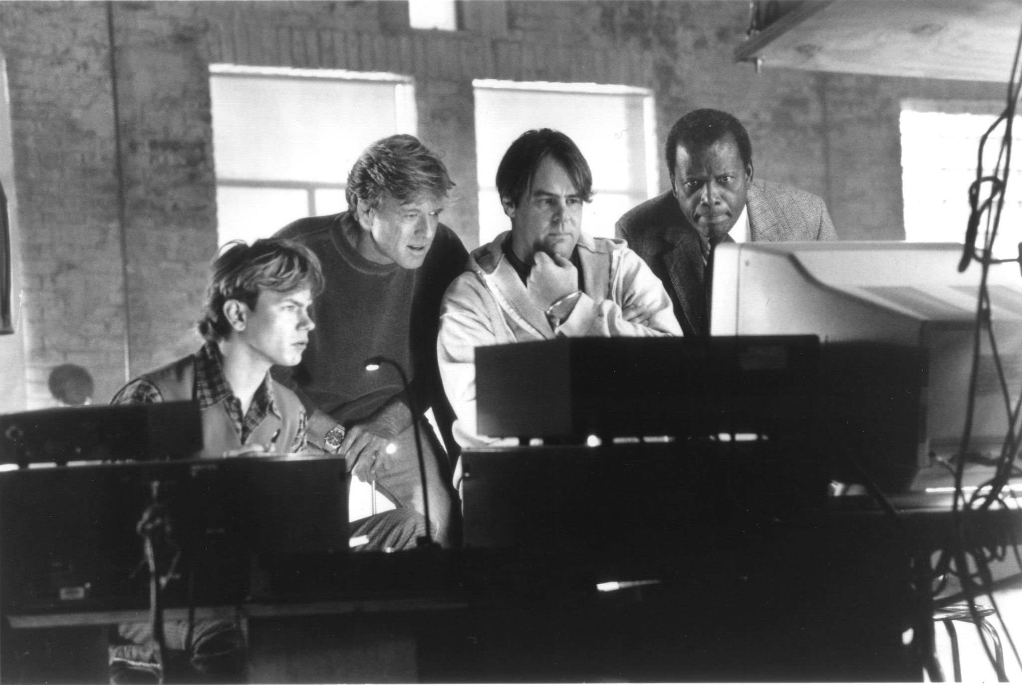 Still of Dan Aykroyd, River Phoenix, Robert Redford and Sidney Poitier in Sneakers (1992)