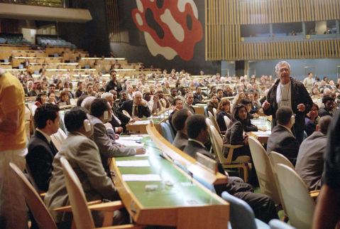 Director/Executive Producer SYDNEY POLLACK on the floor of the General Assembly during filming of The Interpreter, a suspenseful thriller of international intrigue set inside the political corridors of the United Nations and on the streets of New York.