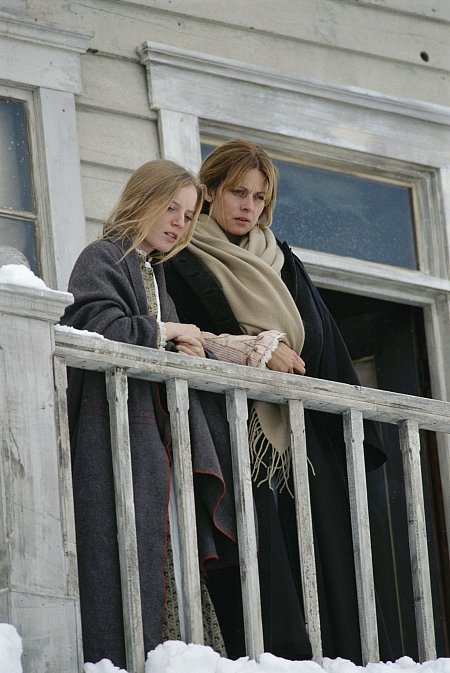 Still of Nastassja Kinski and Sarah Polley in The Claim (2000)