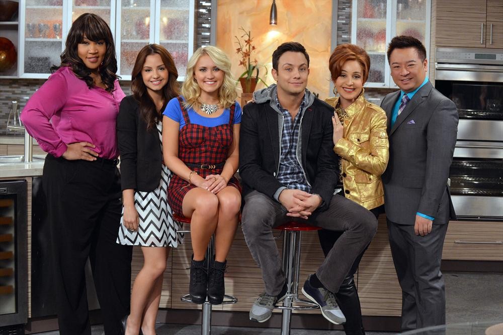 Still of Annie Potts, Kym Whitley, Rex Lee, Emily Osment, Jonathan Sadowski and Aimee Carrero in Young & Hungry (2014)