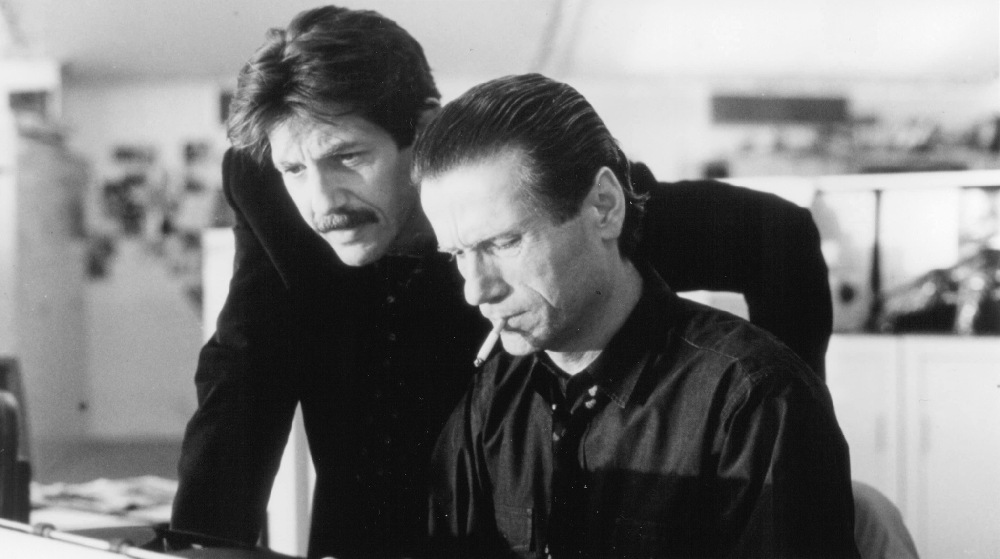 Still of Peter Coyote and Jürgen Prochnow in The Man Inside (1990)