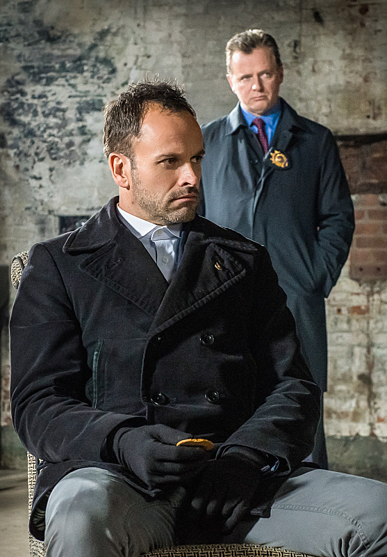 Still of Jonny Lee Miller and Aidan Quinn in Elementaru (2012)