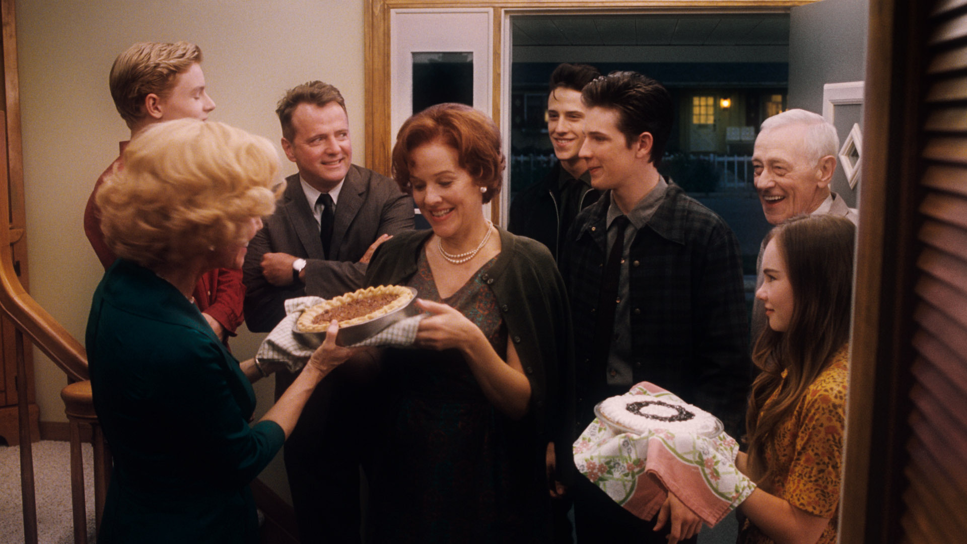 Still of Rebecca De Mornay, Penelope Ann Miller, John Mahoney, Aidan Quinn, Madeline Carroll, Michael Bolten and Callan McAuliffe in Flipped (2010)