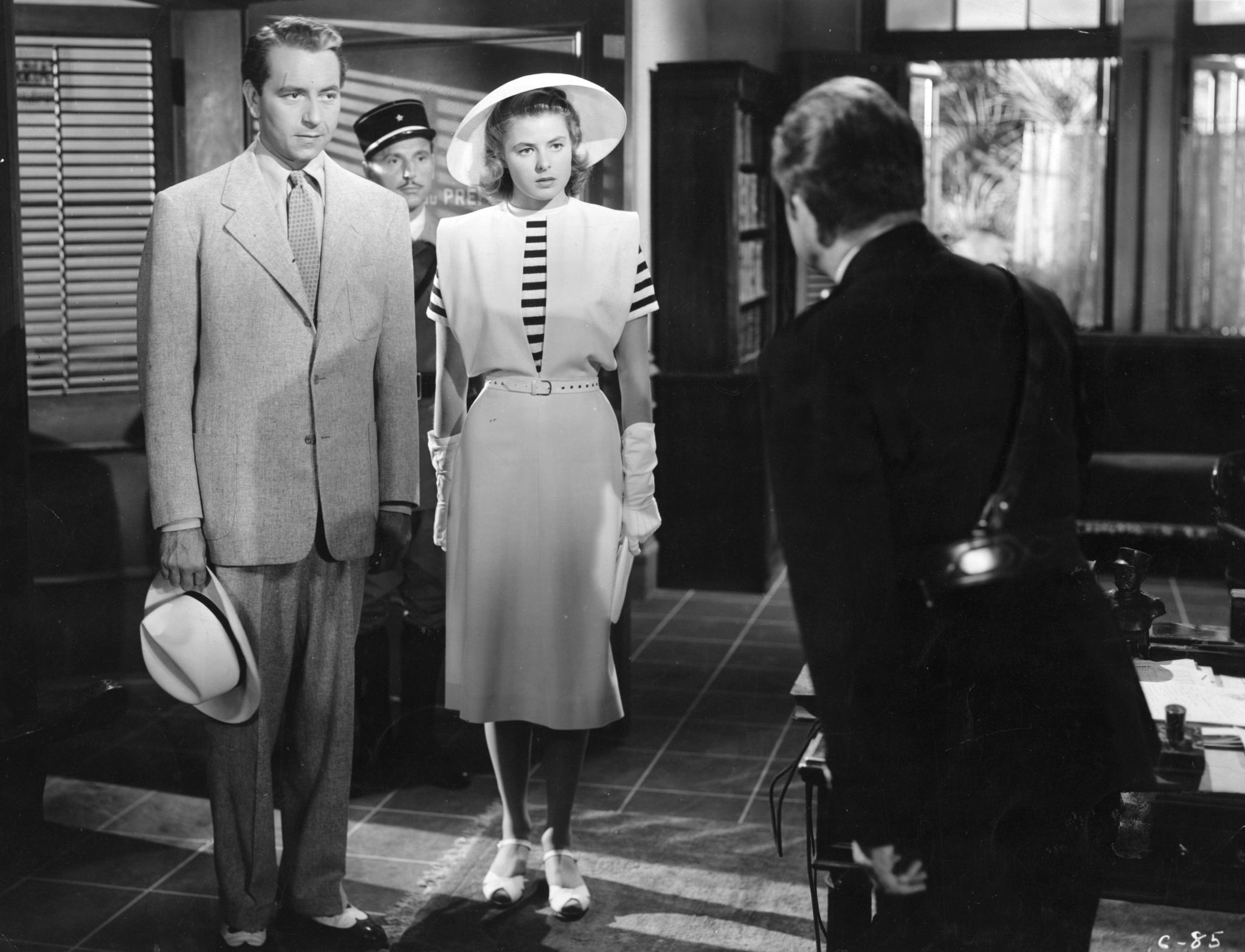 Still of Ingrid Bergman, Claude Rains and Paul Henreid in Kasablanka (1942)