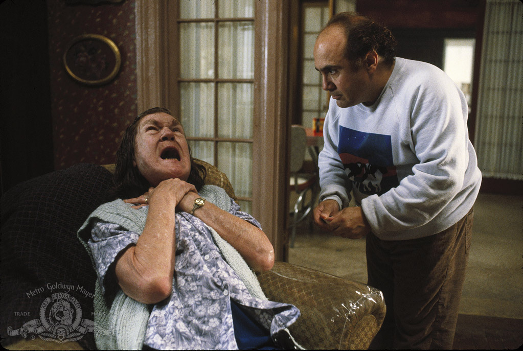 Still of Danny DeVito and Anne Ramsey in Throw Momma from the Train (1987)