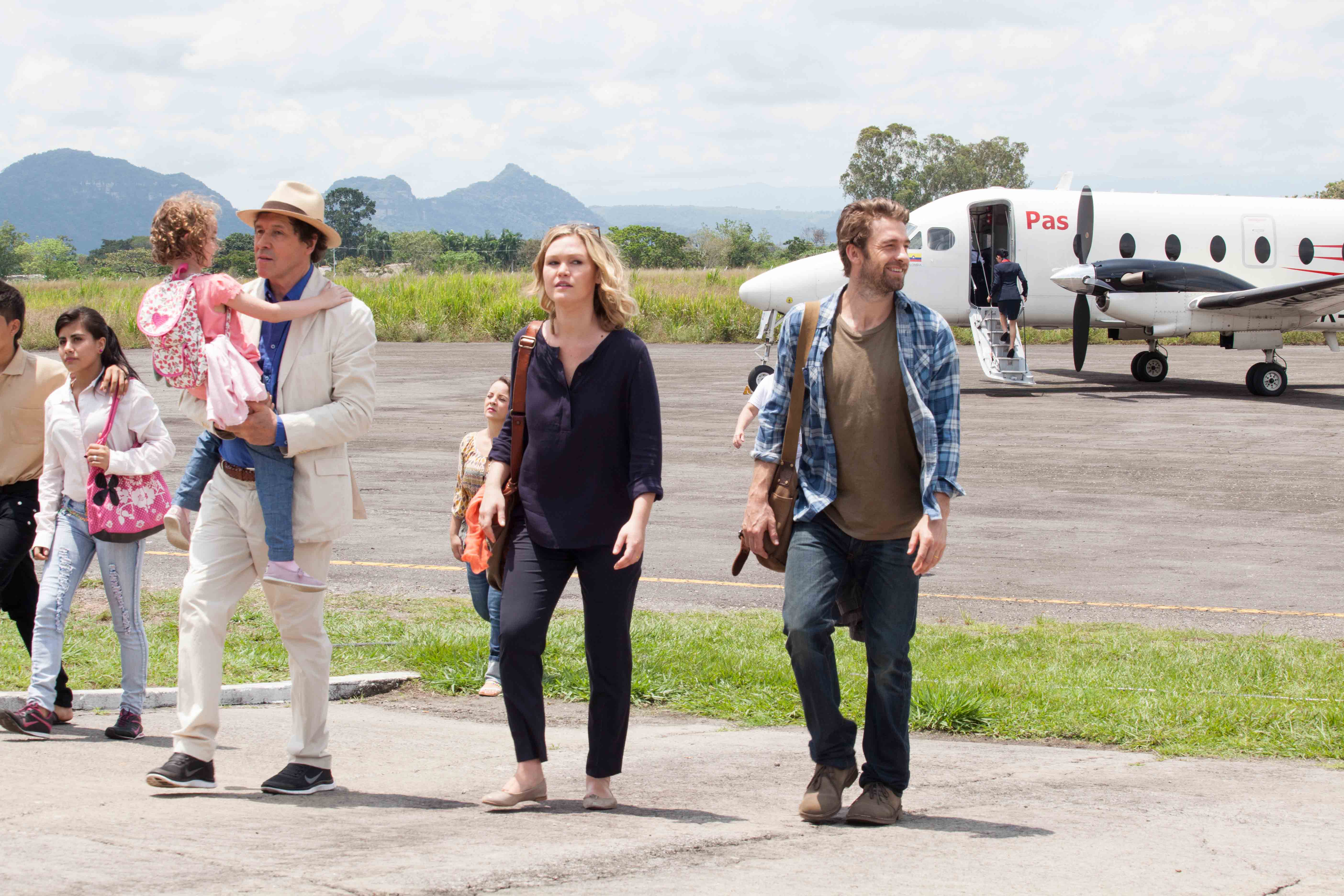 Still of Stephen Rea, Scott Speedman, Julia Stiles and Pixie Davies in Out of the Dark (2014)