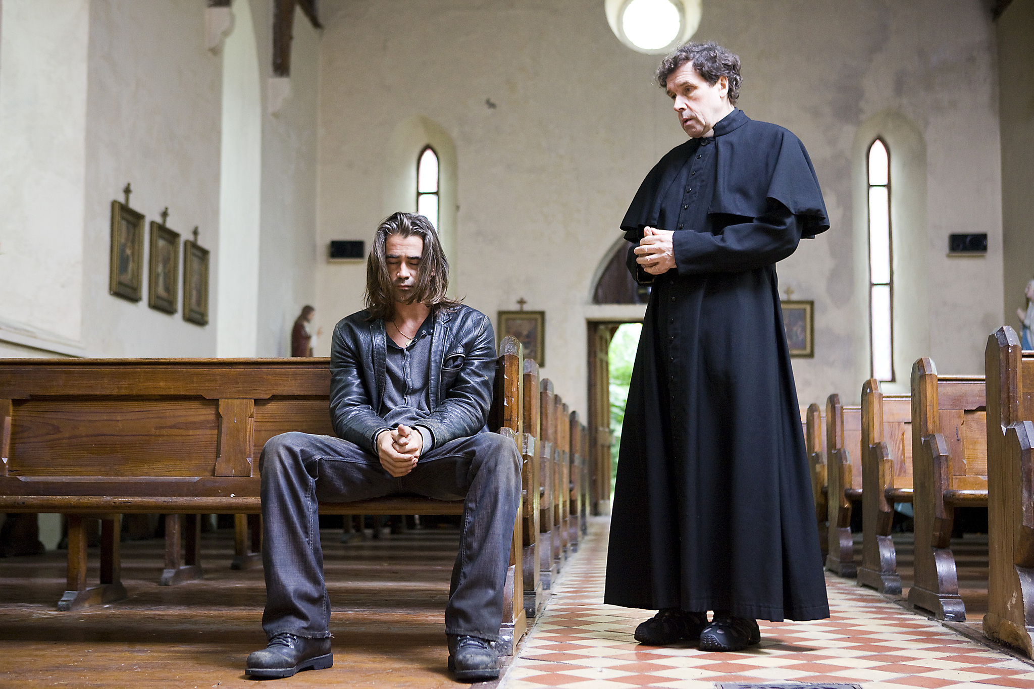 Still of Stephen Rea and Colin Farrell in Ondine (2009)