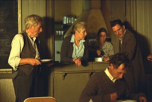 Still of Ralph Fiennes, Lynn Redgrave and John Neville in Spider (2002)